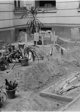 Cmentarz powstańczy na podwórzu kamienicy przy ulicy Brackiej 23