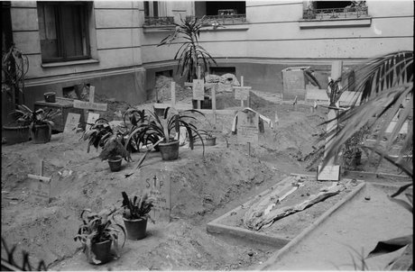 Cmentarz powstańczy na podwórzu kamienicy przy ulicy Brackiej 23