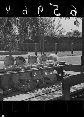 Dzieci z Domu Małego Dziecka imienia ks. Boduena podczas posiłku