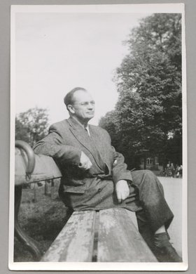 Antoni Olszewski siedzący na ławce w parku w Szczawinie