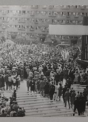 Manifestacja członków NSZZ "SOLIDARNOŚĆ" maszerujący po ulicach osiedla