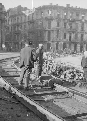 Układanie torowiska tramwajowego na placu Zbawiciela
