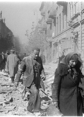 Ludność cywilna na ulicy Kruczej