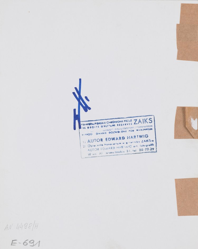 Fragment instalacji "Przejście" Jerzego Kaliny u zbiegu ulic Mazowieckiej i Świętokrzyskiej