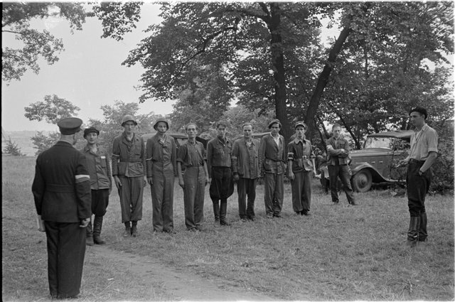 Zbiórka powstańców w parku samochodowym na ulicy Okólnik