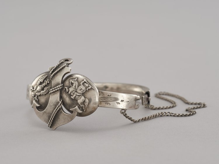 Bransoletka z symbolami patriotycznymi: kotwicą, Orłem i Pogonią