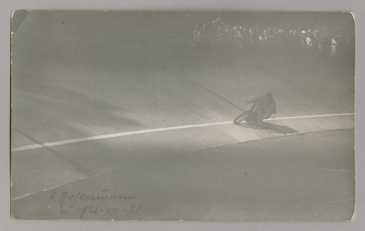 Zawody motocyklowe na Dynasach