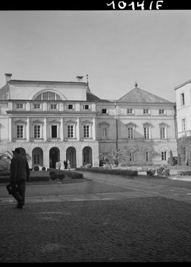 Pałac Paca przy ulicy Miodowej 15, elewacja frontowa i dziedziniec