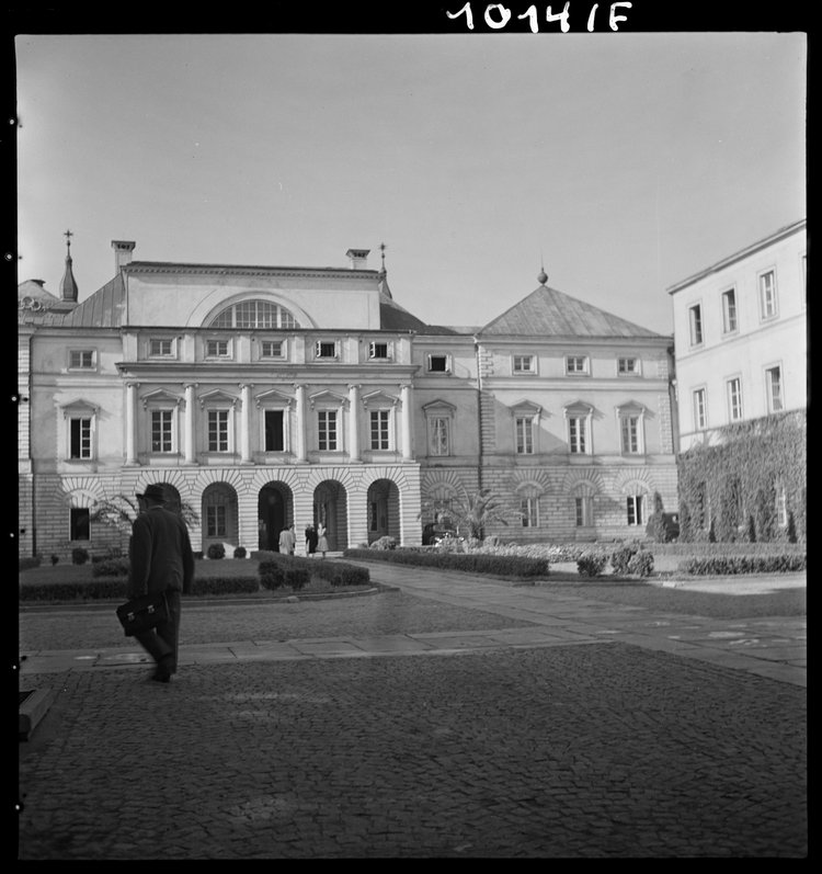 Pałac Paca przy ulicy Miodowej 15, elewacja frontowa i dziedziniec