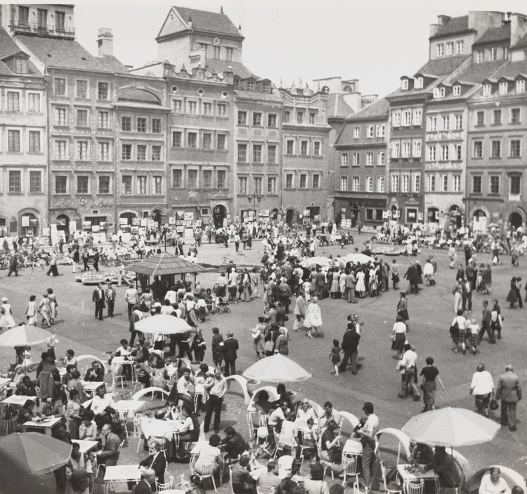 Rynek Starego Miasta w wiosenne lub letnie popołudnie