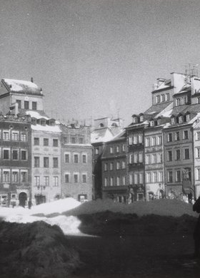 Rynek Starego Miasta zimą, widok na kamienice strony Dekerta i Barssa