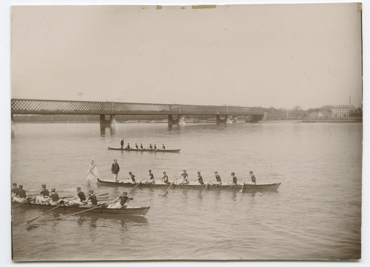 Członkowie Warszawskiego Towarzystwa Wioślarskiego podczas regat na Wiśle