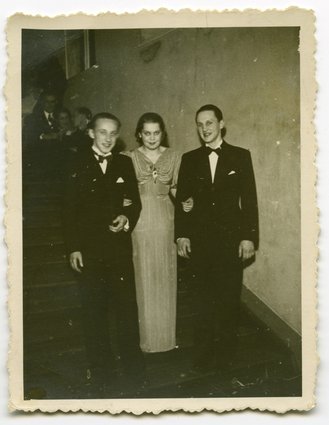 Troje młodych ludzi na balu karnawałowym w Resursie Obywatelskiej