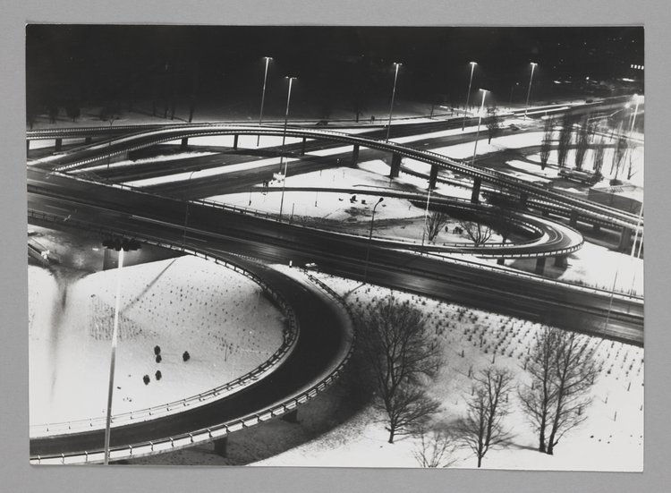 Fragment Trasy Łazienkowskiej nocą