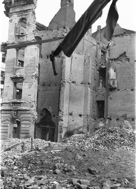 Ruiny kamienicy przy ulicy Marszałkowskiej 52a