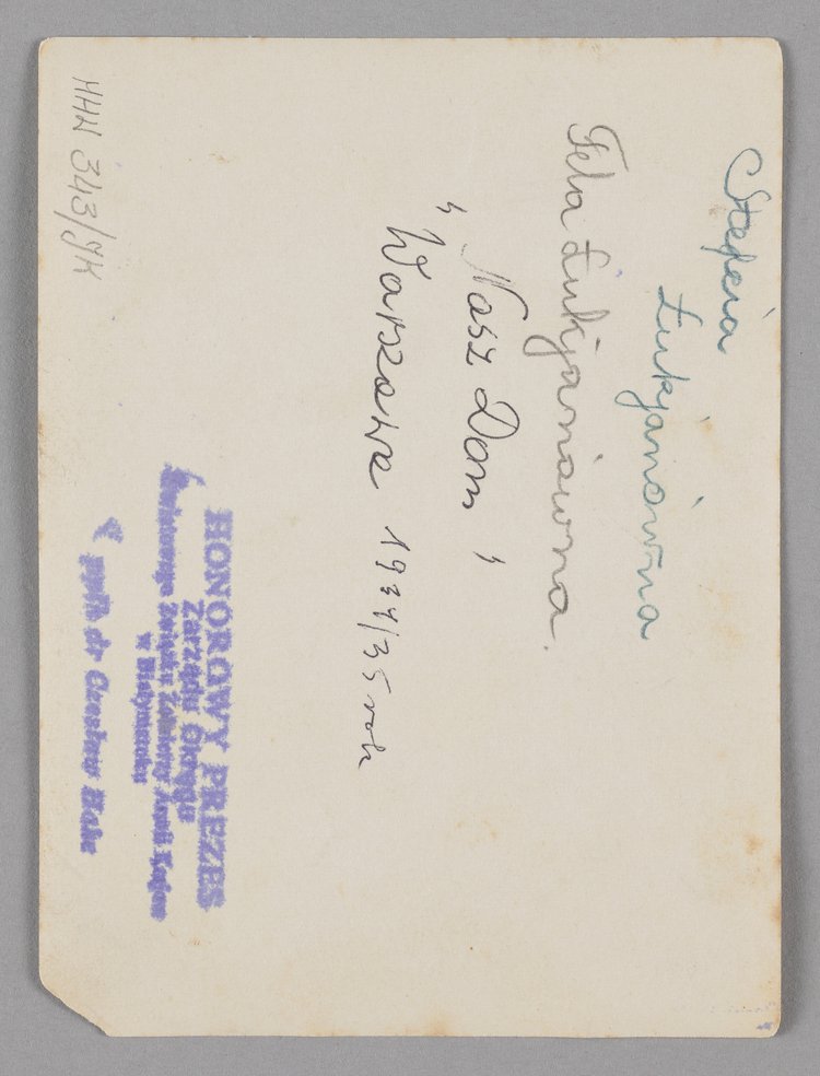 Fotografia przedstawiająca Stefcię i Felę Łukjanówny w ogrodzie Naszego Domu