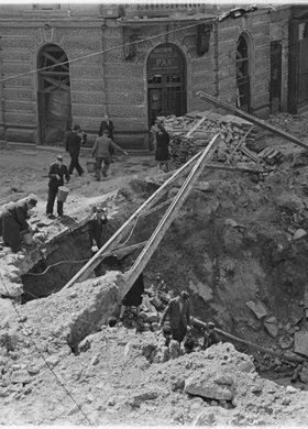 Lej po wybuchu bomby na skrzyżowaniu ulic Złotej i Zielnej