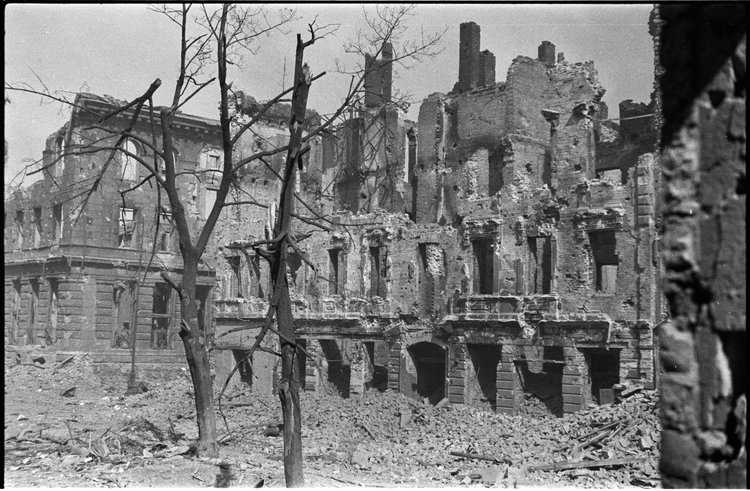 Ruiny kamienicy przy placu Napoleona 6