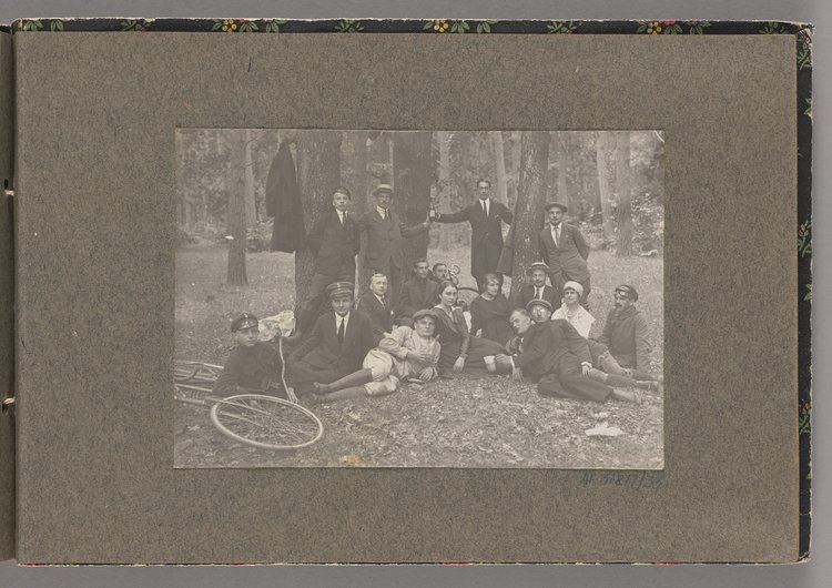 Album z fotografiami cyklistów na Dynasach