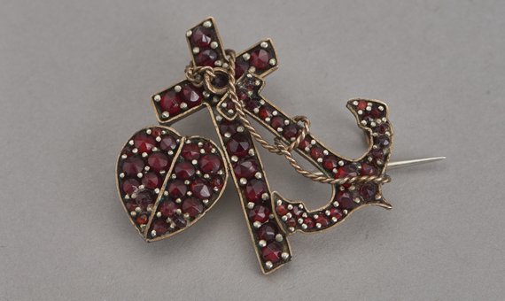 Broszka z symbolami wiary, nadziei i miłości