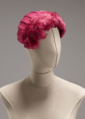 Czapeczka z amarantowymi piórami