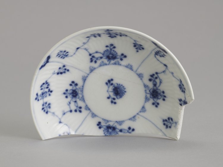 Spodek porcelanowy z kwiatami nieśmiertelników