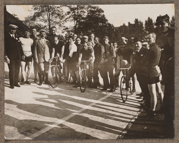 Album z fotografiami cyklistów na Dynasach