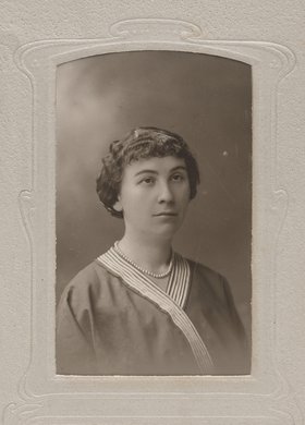 Portret nauczycielki Instytutu Aleksandryjsko-Maryjskiego Wychowania Panien