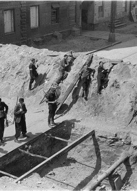 Barykada na ulicy Żelaznej w rejonie skrzyżowania z Grzybowskiej