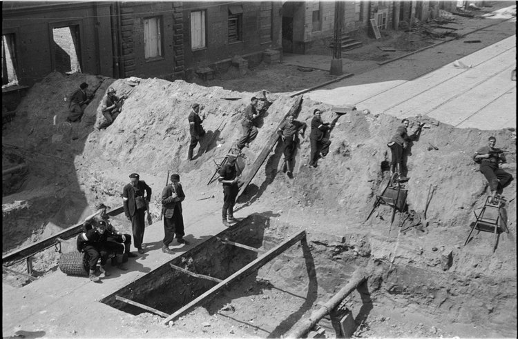 Barykada na ulicy Żelaznej w rejonie skrzyżowania z Grzybowskiej