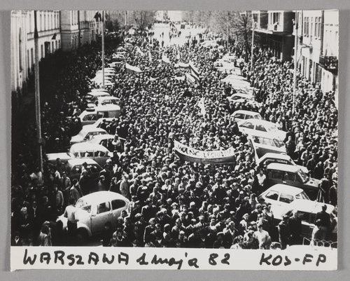 Marsz członków NSZZ 'Solidarność' ulicami Warszawy w dniu 1 maja 1982 r.