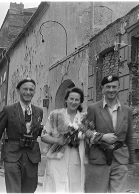 Powstańcy i kobieta z bukietem róż