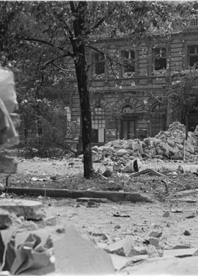 Wznoszenie barykady w Alejach Jerozolimskich