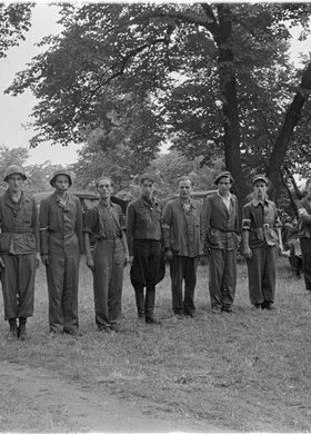 Zbiórka powstańców w parku samochodowym na ulicy Okólnik