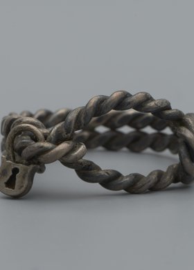 Pierścionek z kłódeczką