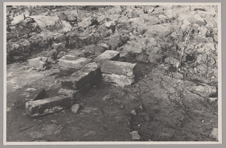 Nagrobny krzyż ułożony z cegieł