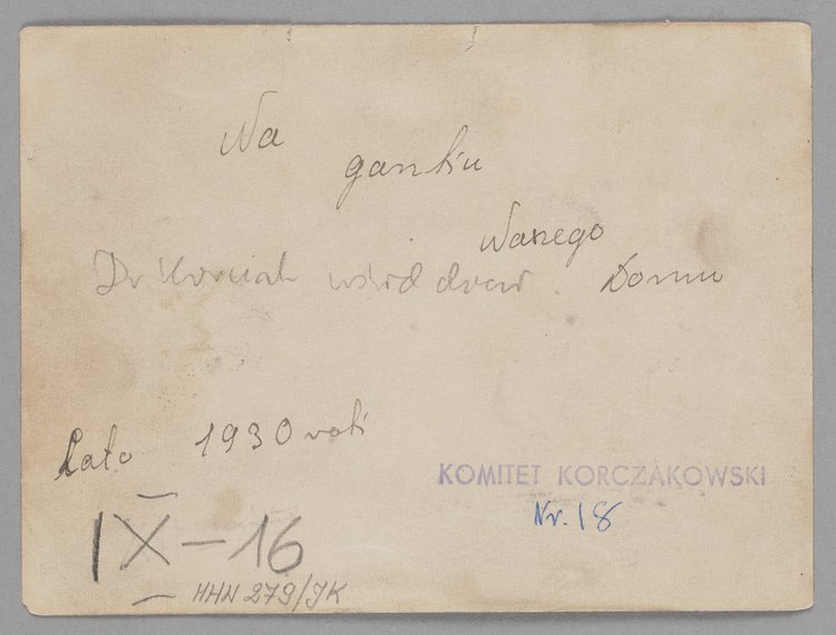 Fotografia przedstawiająca Marię Falską i Janusza Korczaka (Henryka Goldszmita) z wychowankami Naszego Domu