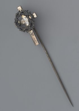 Szpilka z krzyżem i koroną cierniową.