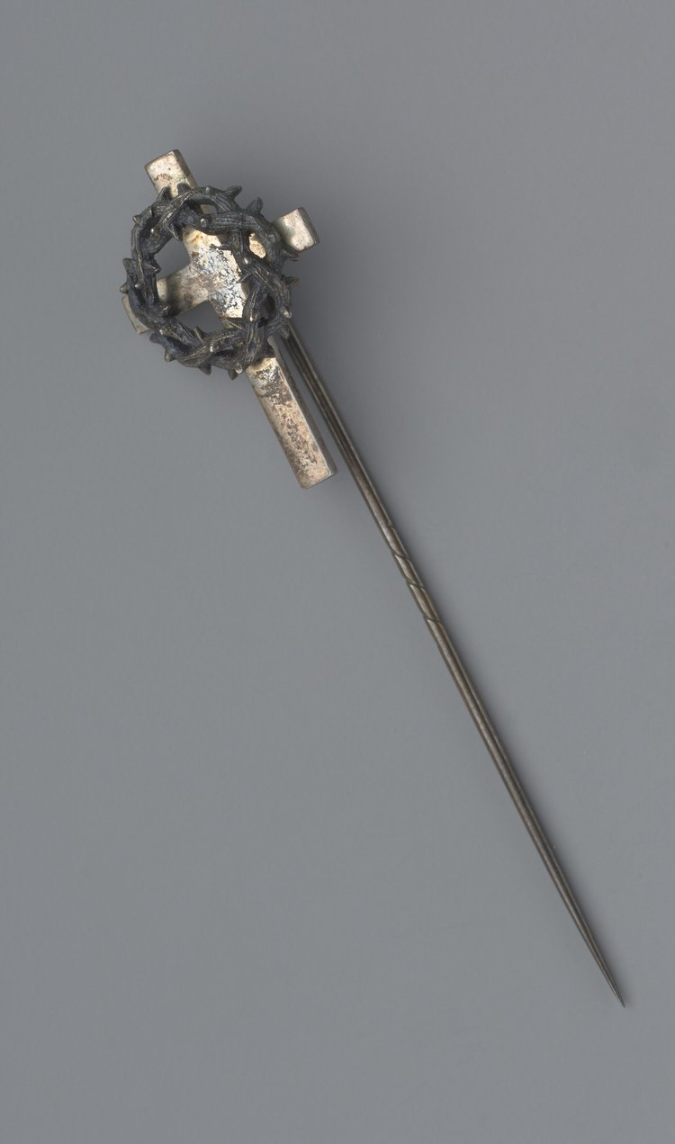 Szpilka z krzyżem i koroną cierniową.