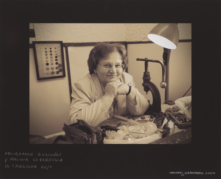 "Obciąganie guzików, p. Halina Szparecka, ul. Targowa 64/1"