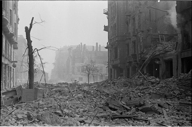 Zniszczenia zabudowy na ulicy Henryka Sienkiewicza