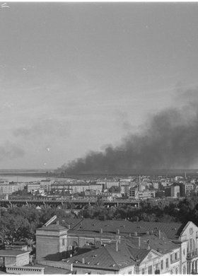Panorama Powiśla i dymy pożarów nad miastem