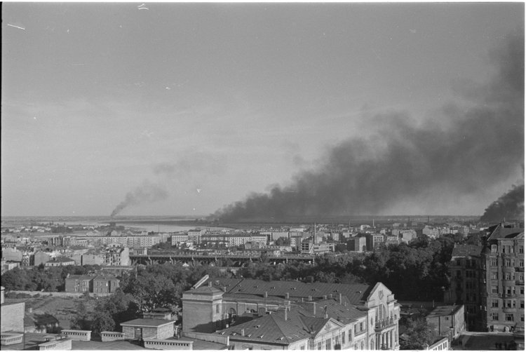 Panorama Powiśla i dymy pożarów nad miastem