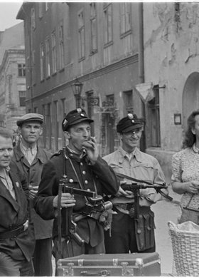 Grupa powstańców na ulicy Wareckiej