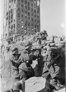 Powstańcy na stanowisku strzeleckim w ruinach Poczty Głównej