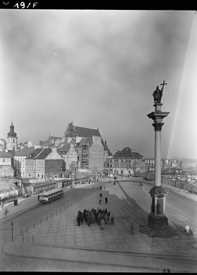 Plac Zamkowy z Kolumną Zygmunta III, w głębi Stare Miasto