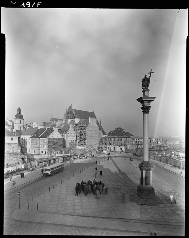 Plac Zamkowy z Kolumną Zygmunta III, w głębi Stare Miasto