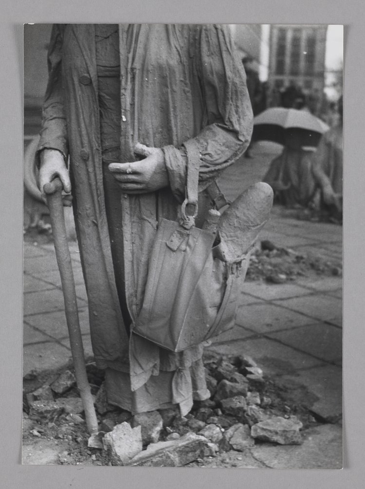 Fragment instalacji "Przejście" Jerzego Kaliny u zbiegu ulic Mazowieckiej i Świętokrzyskiej