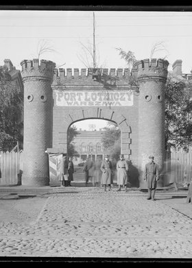 Widok bramy wjazdowej Portu Lotniczego Warszawa, ulica Puławska