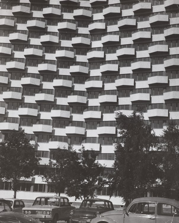 
                     
                     Edward Hartwig, Wieżowiec przy ulicy Górnośląskiej,  po 1974.
                     
                     